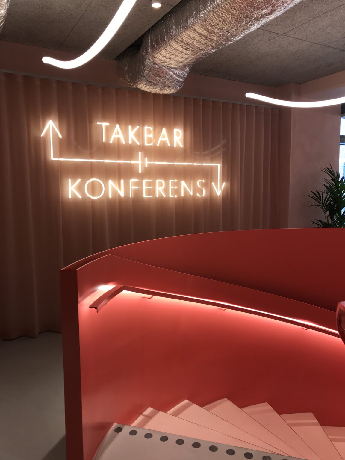 Ljus skylt med riktning installerad av Skyltgruppen