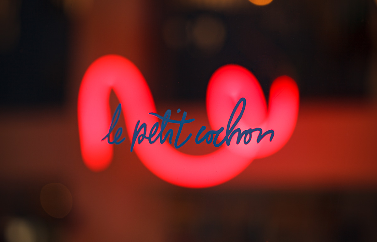 Detaljerna - folie till restaurang Le petit cochon monterad på glasruta