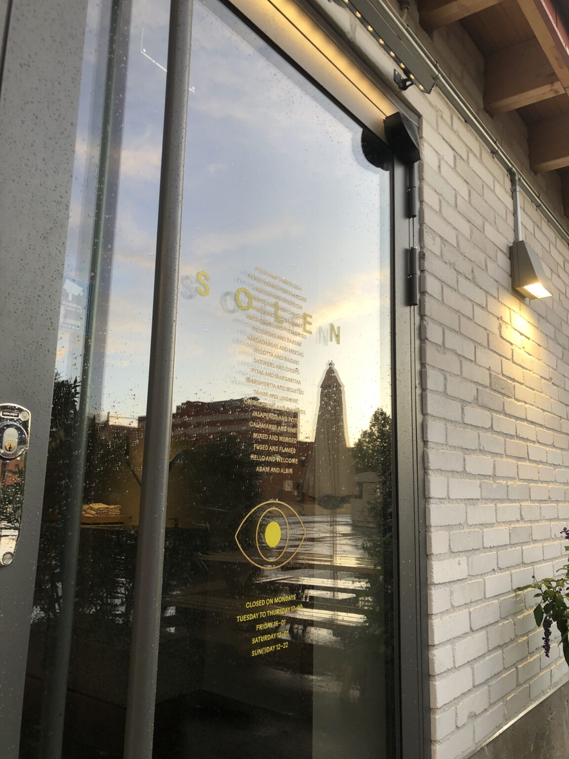 Detaljerna - folie till restaurang Solen monterad på glasruta