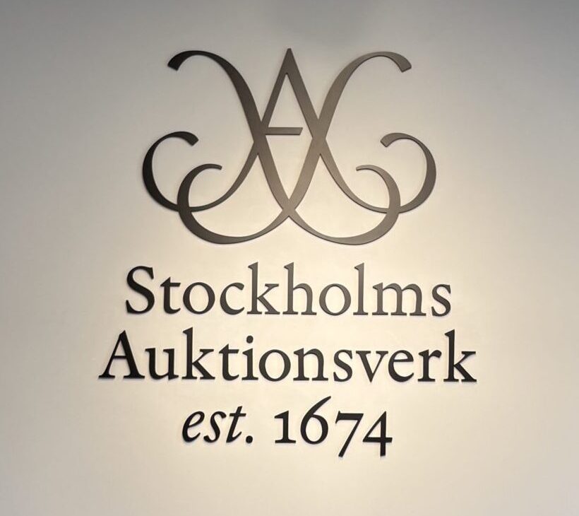 Interiör mattlackad väggskylt till Stockholms Auktionsverk