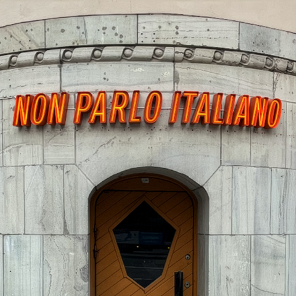 En LEDneon ljusskylt till italienska restaurangen Non Parlo Italiano i Stockholm levererad och monterad av Skyltgruppen