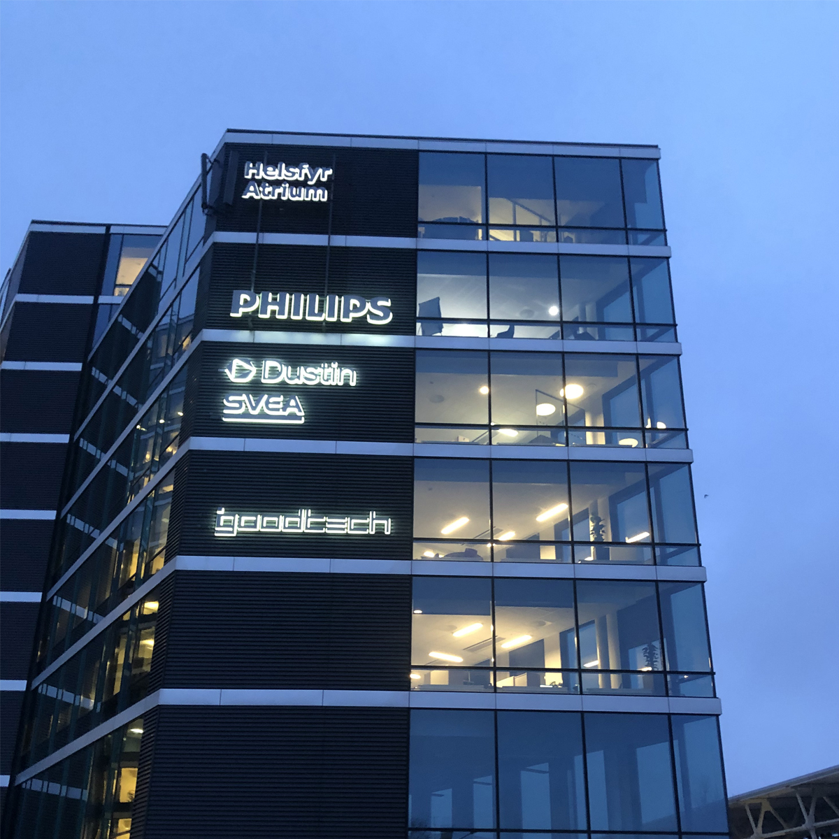 Dustin ljusskylt i Norge