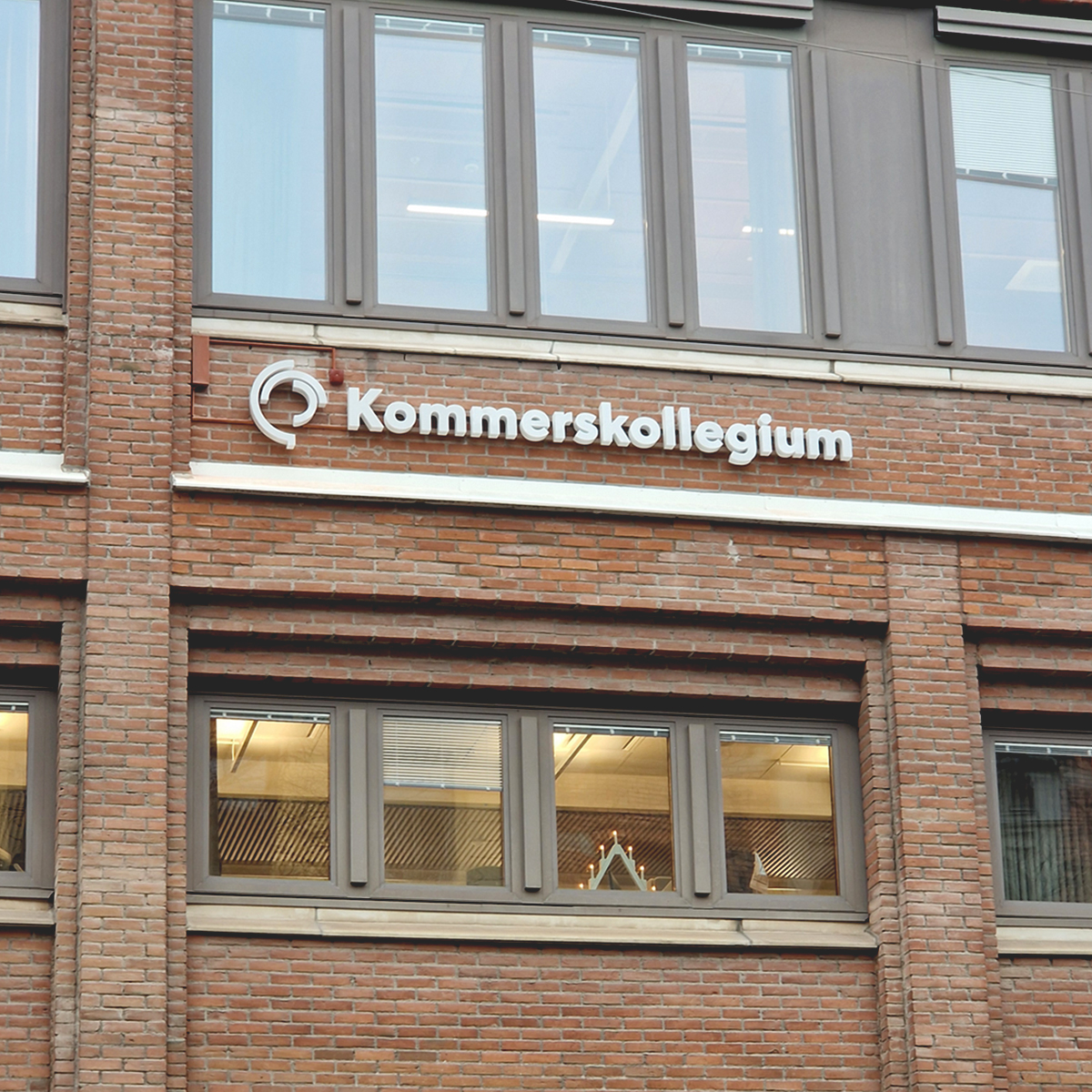 Ljusskylt med individuella ljusbokstäver för Kommerskollegium på Fleminggatan. En ren och hållbar skyltlösning som lyfter myndighetens entré.