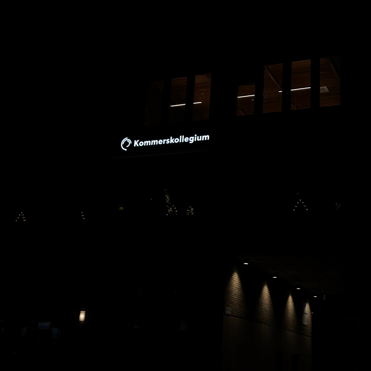 Fasadskylt med individuella ljusbokstäver för Kommerskollegium på Fleminggatan. En ren och hållbar skyltlösning som lyfter myndighetens entré.
