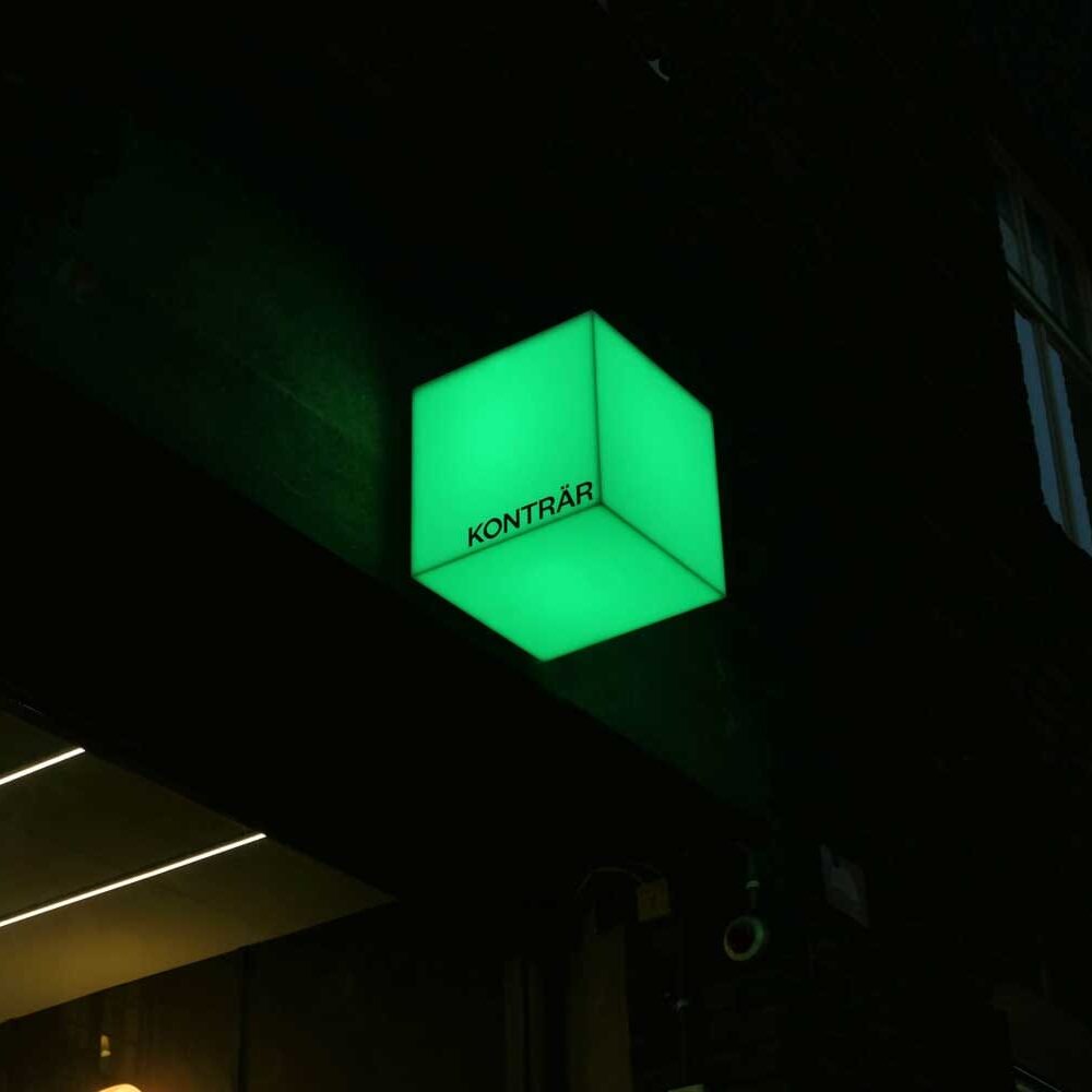 Ljusskylt_Konträr_Stockholm_Skyltgruppen5 Färger i skyltdesign