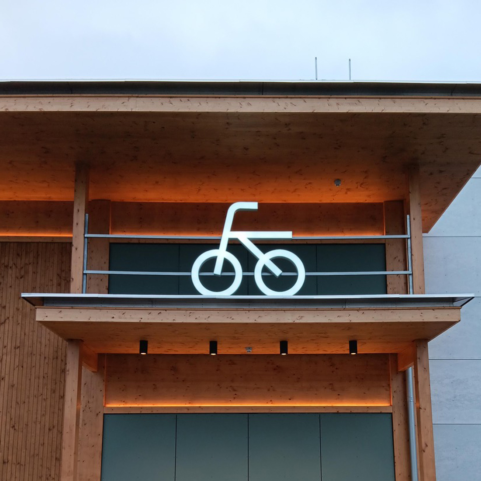 Cykelsymbol på Flygfältets Handelsplats installerad av Skyltgrupen