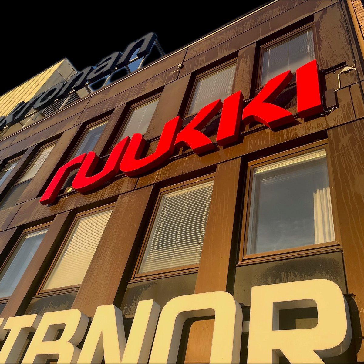 En röd ljusskylt till Ruukkis huvudkontor i Solna levererad av Skyltgruppen