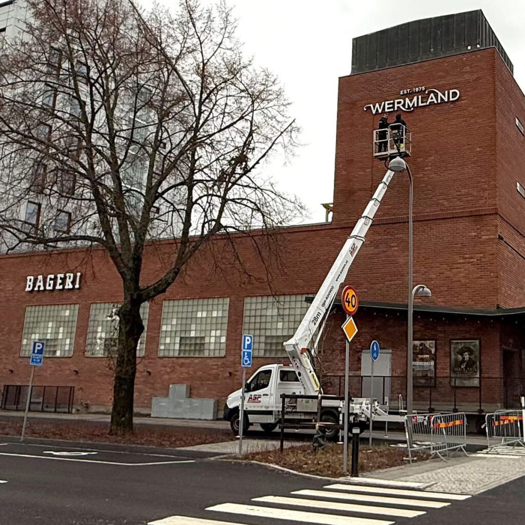 Bageriet på Tullholmen tilldelades Byggnadsvårdspriset 2025 med skyltar från Skyltgruppen.