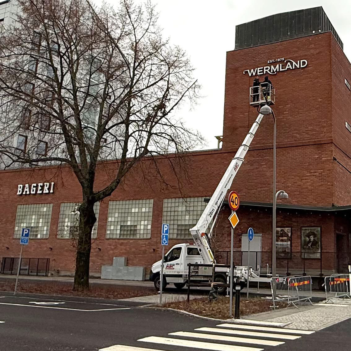 Bageriet på Tullholmen tilldelades Byggnadsvårdspriset 2025 med skyltar från Skyltgruppen.