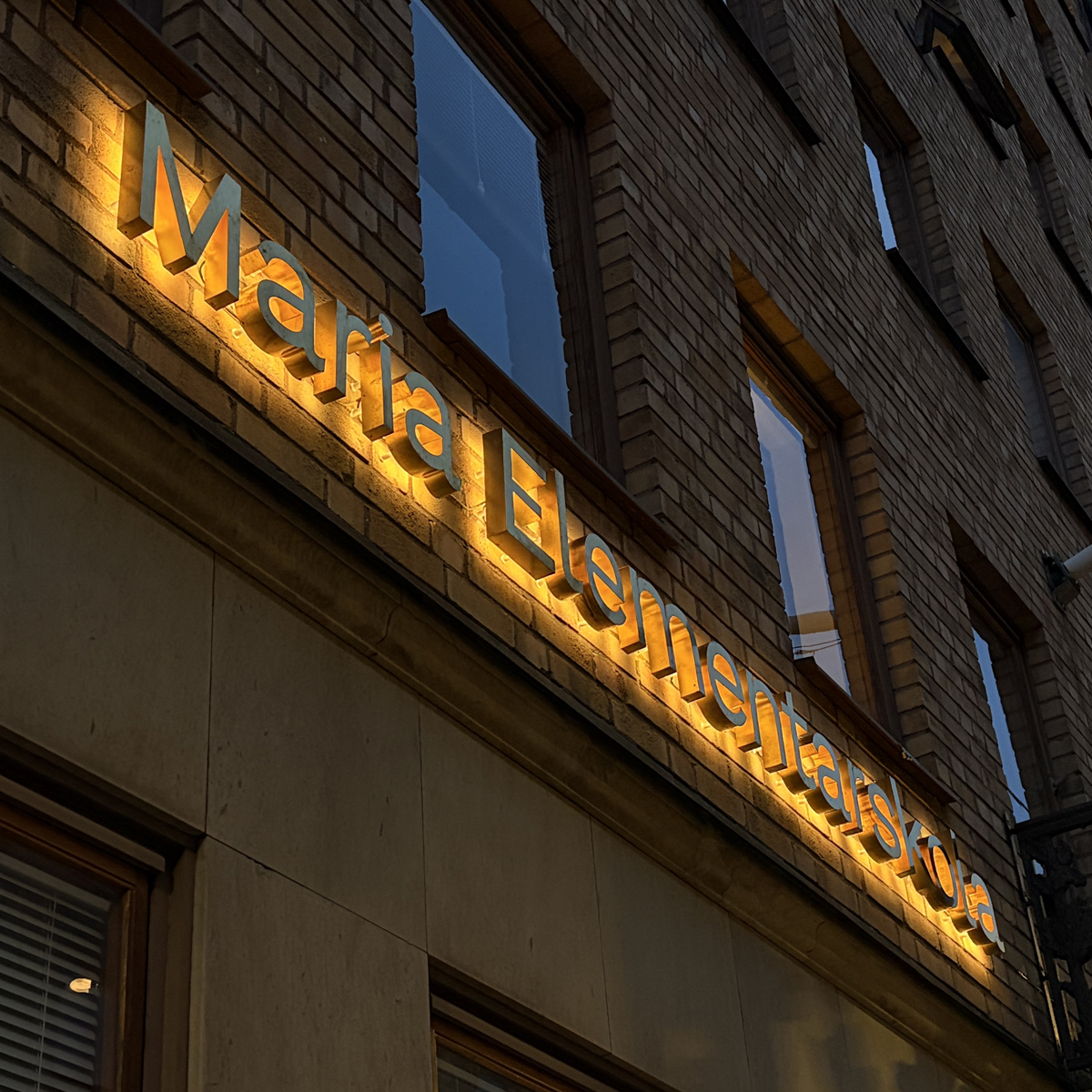 Maria_Elementar_Fasadskylt_Skyltgruppen kopiera