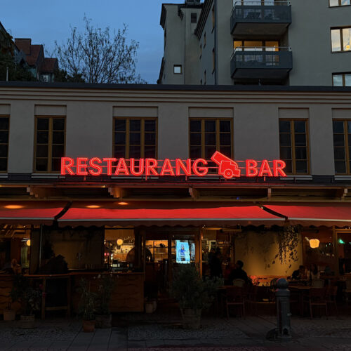 Kanon rött neon restaurang Kanon på Södermalm