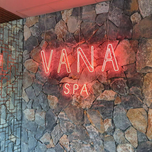 Vana Spa neonskylt foliedekor inomhusskylt Skyltgruppen