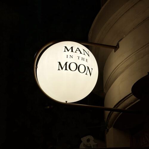 Flaggskylt_ManInTheMoon_Skyltgruppen1