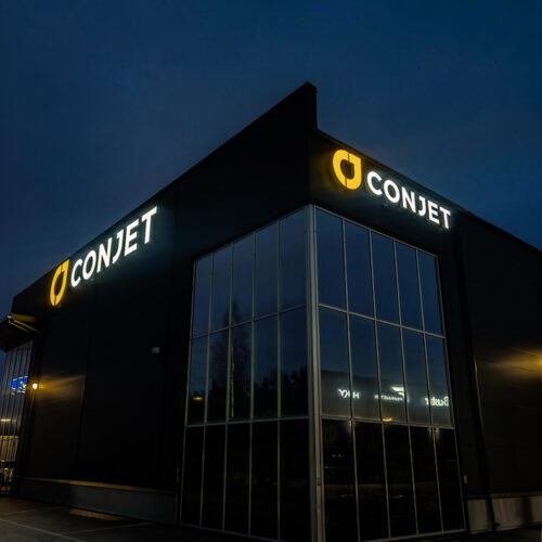 Conjet ljusskylt bra kontrast mot mörk bakgrund