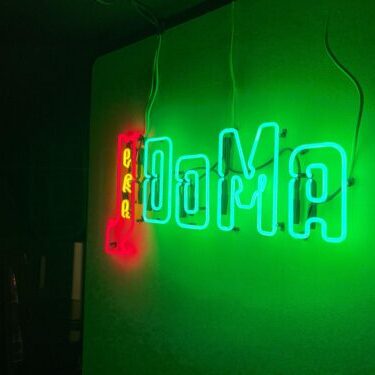 Neonskylt_doma(2)