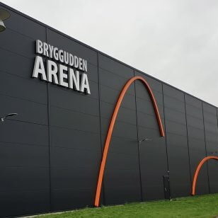 Väldigt stora skyltar_Bryggudden Arena01