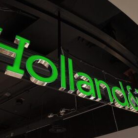 Ljusskylt Holland & Barrett