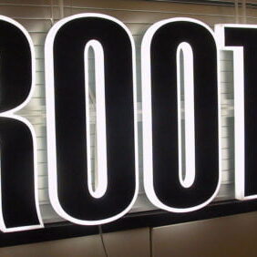 Roots_fasadeskilt