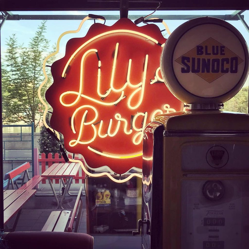 Neonglöd hos Lilys Burger