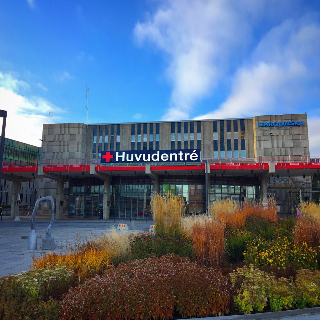 Skylta för livet, entréskylt Huddinge sjukhus