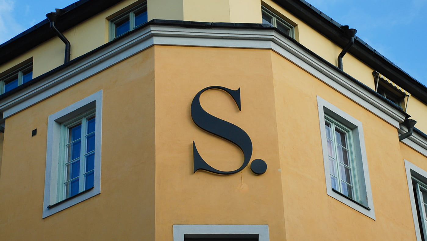 Svart logga S