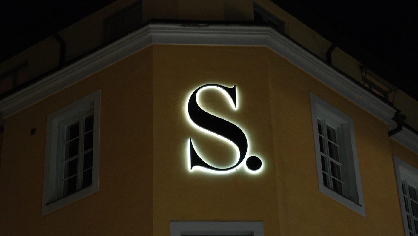 Svart logga S